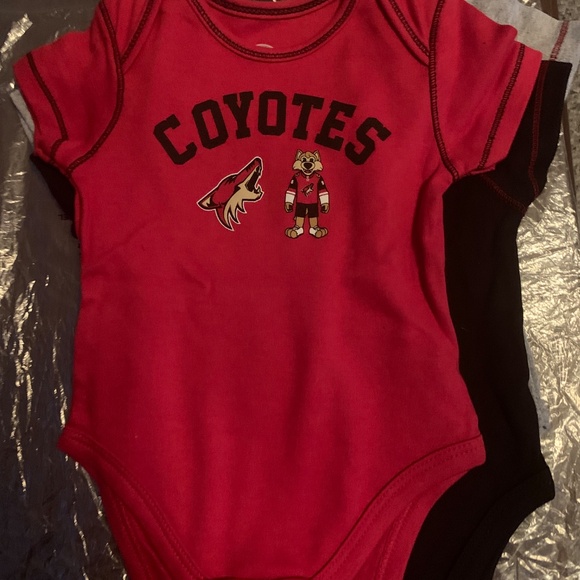 NHL Arizona coyotes 3 Piece baby creeper set (NWT) - Picture 3 of 5